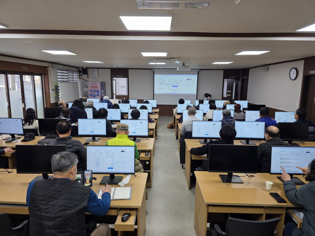 교육관에서 디지털 교육을 받고있는 시니어들